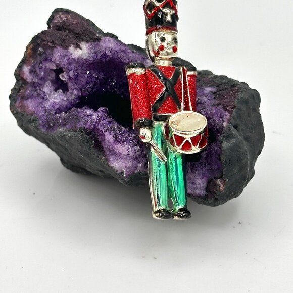 Vintage Signed AJC Gold Tone Toy Soldier Drummer Boy Christmas Brooch Pin - Picture 1 of 7